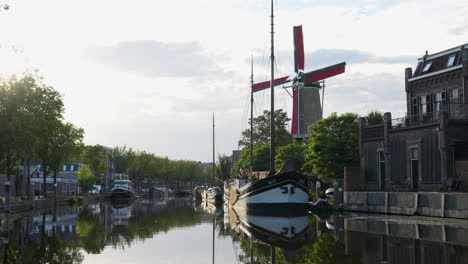 Old-Boats-Moored-In-The-Marina-Near-The-Molen-de-Roode-Leeuw,-Turfsingel,-Gouda,-Netherlands
