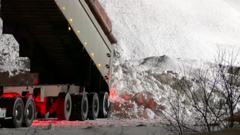 Un-Gran-Camión-Descarga-Nieve-Y-Hielo-En-Uno-De-Los-Vertederos-De-Invierno-En-Canadá