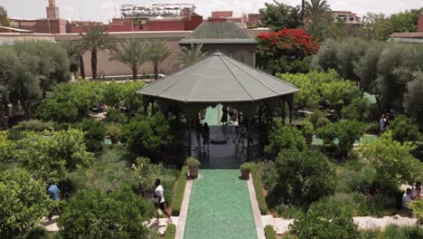 Descubriendo-El-Encanto-Turístico-De-Le-Jardin-Secret-En-Marrakech,-Un-Auténtico-Riad-Con-Herencia-Islámica-En-Medio-Del-Verdor-De-La-Histórica-Medina