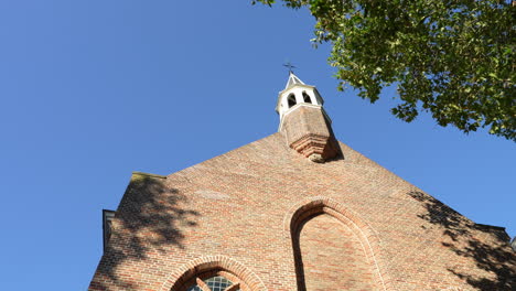 Vista-De-ángulo-Bajo-De-La-Iglesia-Evangélica-Luterana-De-Gouda,-Holanda