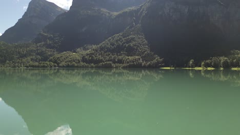 Majestätische-Gipfel,-Kristallklares-Wasser:-Luftaufnahme-Von-Grünen-Wäldern-Und-Bergen-Am-Seeufer