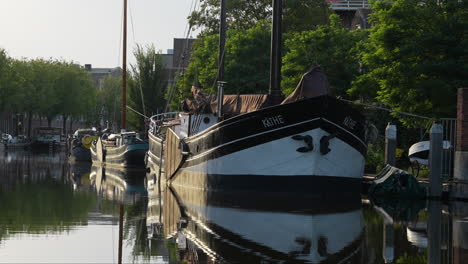 Close-up-of-Old-Boats-Moored-In-The-Canal-in-in-Turfsingel,-Gouda