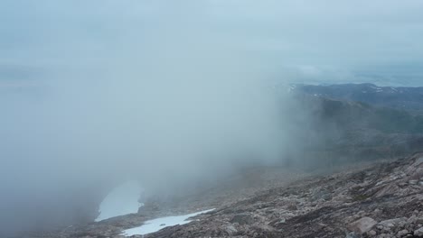 Neblige-Wolken-Umhüllen-Die-Felsigen-Berge-Von-Kvaenan,-Insel-Senja,-Norwegen