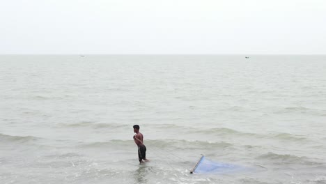 Bay-Of-Bengal,-Fisherman-With-Traditional-Fishing-Net-In-Kuakata-Beach,-Bangladesh