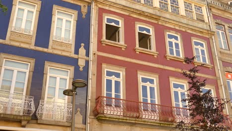 Detail-Der-Architektonischen-Fenster-Und-Balkone-In-Braga,-Portugal