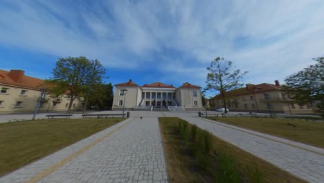 Der-Kulturpalast-In-Naujoji-Akmene,-Litauen