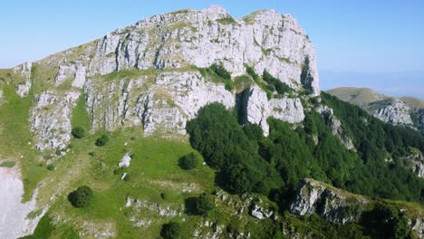 Luftaufnahme-Wunderschöner-Felsformationen-Auf-Einem-Berggipfel-Und-Dem-Rand-Der-Waldgrenze