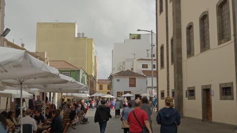 Turistas-Recorriendo-Las-Calles-De-La-Ciudad-De-La-Laguna,-Visitando-Restaurantes-Locales