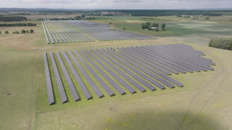 Filmische-Luftaufnahme-Nach-Vorn-über-Solarzellensäulen-In-Einem-Großen-Energiekraftwerk