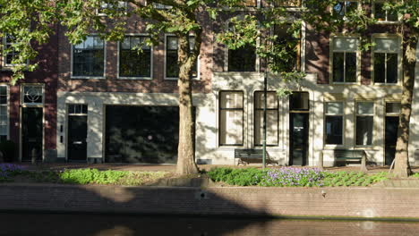 Blick-Auf-Gebäude-Entlang-Der-Lage-Gouwe-Straße-Auf-Der-Anderen-Seite-Des-Kanals-In-Gouda,-Niederlande