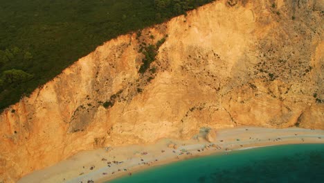 Luftaufnahme-Aus-Der-Vogelperspektive-über-Den-Strand-Von-Porto-Katsiki-Auf-Der-Insel-Lefkada-In-Griechenland