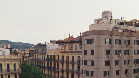Edificios-Residenciales-Y-Arquitectura-Del-Barrio-De-L&#39;esquerra-De-L&#39;eixample,-Barcelona,-España.