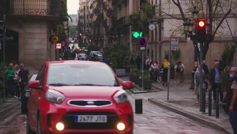 Belebte-Straßen-Der-Carrer-De-La-Princesa-Am-Abend-Mit-Fußgängern,-Die-Die-Straße-überqueren