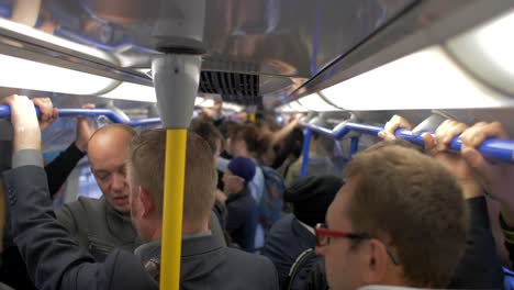 4k-überfülltes-U-Bahn-System-In-Zeitlupe,-Menschen-Warten-Auf-öffentliche-Verkehrsmittel-In-London