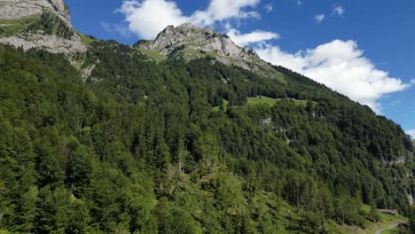Picos-Majestuosos,-Vista-Aérea-De-Bosques-Verdes-Y-Montañas