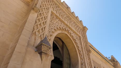 Eingang-Zur-Al-Hassan-Moschee-In-Rabbat,-Marokko,-Hufeisenbogentüren