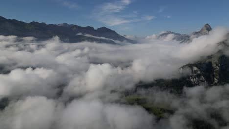 Luftaufnahme-Mystischer-Berge:-Einfangen-Der-Schönheit-Grüner-Gipfel-Und-Wolken