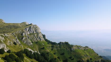 Luftaufnahmen-Des-Felsigen-Berggipfels-Bei-Sonnenaufgang-Und-Des-Waldrandes-In-Großer-Höhe