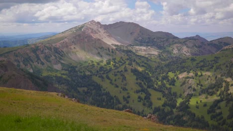 Wunderschöner-Bergblick-Oder-Ausblick-Vom-Gipfel-Des-Sawtell-Peak-Im-Island-Park,-Idaho