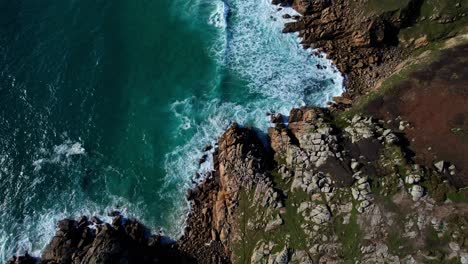 Cornish-Coastline-Along-Cliffs-and-Bays-with-Scenic-Landscape-Views,-Aerial-TIlt-Up-Shot