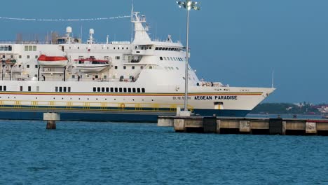 Das-Ziemlich-Beeindruckende-Schiff-„Aegean-Paradise“-Segelt-In-Den-Hafen