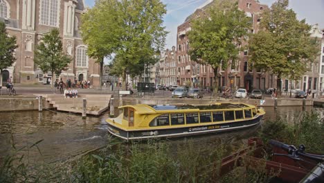 Amsterdamer-Elektrisches-Ausflugsboot-Segelt-über-Den-Kanal-Im-Stadtzentrum-Von-Amsterdam