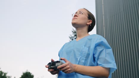 Junge-Krankenschwester-Steuert-Drohne-In-Ihrer-Freizeit-Zum-Entspannen,-Vorderansicht