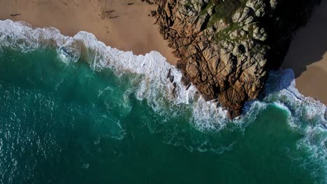 Beautiful-Coastline-Ocean-Waves-Along-Rocky-Beach-in-Cornwall,-Top-Down-View