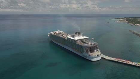 Die-Neigung-Aus-Der-Luft-Verschiebt-Die-Perspektive-Eines-Riesigen-Kreuzfahrtschiffes,-Das-Auf-Den-Bahamas-Festgemacht-Hat