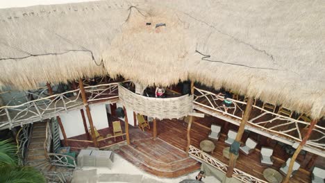 Aufsteigende-Antenne-über-Luxuriösem-Außenpool-Im-Resort-In-Mexiko
