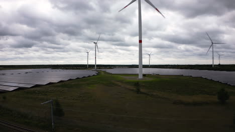 Erneuerbare-Energie-Aus-Sonne-Und-Wind-In-Belgien,-Luftaufnahme