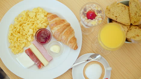 Exquisites-Frühstück-Mit-Farben-Und-Mustern