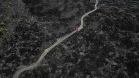 Jeep-Rojo-Conduce-Por-Una-Nueva-Carretera-Construida-Sobre-Lava-Volcánica-En-El-Monte-Batur-Bali