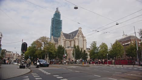 Busy-street-in-Amsterdam-with-a-beautiful-church-in-the-background