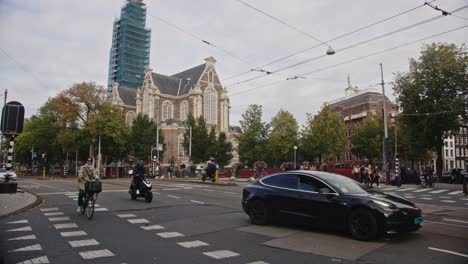 Traffic-passing-intersection-in-beautiful-Amsterdam