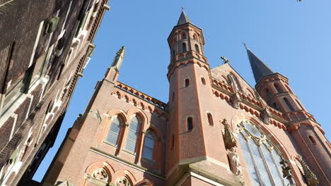 Vista-De-ángulo-Bajo-De-La-Iglesia-Gouwekerk-En-Gouda,-Países-Bajos
