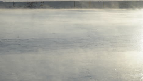 Dampf-Steigt-Aus-Einer-Frisch-Erneuerten-Outdoor-Hockey-Eisbahn-Auf