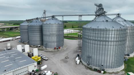 Large-grain-elevator-bins-in-midwest-USA