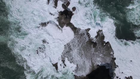 Meereswellen-Strömen-An-Felsiger-Küste,-Luftaufnahme-Von-Oben-Nach-Unten