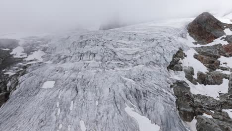 Fellaria-Gletscher-In-Valmalenco-Mit-Felsigen-Bergen,-Die-In-Wolken-Im-Hintergrund-Gehüllt-Sind,-Italien