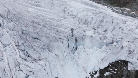 Glaciar-Fellaria-En-Valmalenco,-Italia.-Inclinación-Aérea-Hacia-Abajo-Ascendente