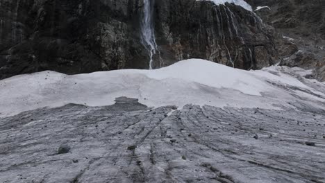 Glaciar-Fellaria-Con-Cascada-Y-Montañas-Rocosas-Al-Fondo,-Valmalenco-En-Italia