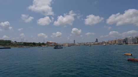 Viaje-En-Barco-Con-Vistas-Panorámicas-Del-Puerto-De-Malta