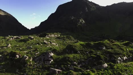 Luftdrohnenaufnahme-Von-Landschaften,-Klippen,-Bergen-Und-Der-Natur-In-Irland