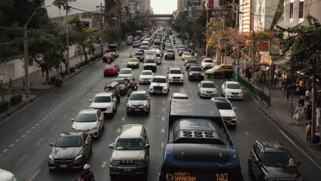 Verkehr,-Straße,-Stadt,-Bangkok,-Thailand,-Nachmittag,-Breite-Front-Aufbauen