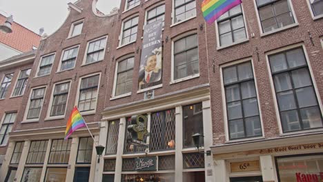 Inclinación-Hacia-Abajo-De-Uno-De-Los-Bares-Gay-Más-Antiguos-De-Ámsterdam,-Países-Bajos.