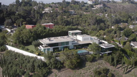 4K-aerial-pull-in-toward-futuristic-Beverly-Hills-Mansion