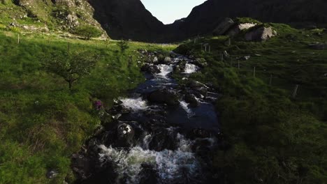 Luftdrohnenaufnahme-Eines-Kleinen-Flusses,-Von-Klippen,-Bergen-Und-Der-Natur-In-Irland