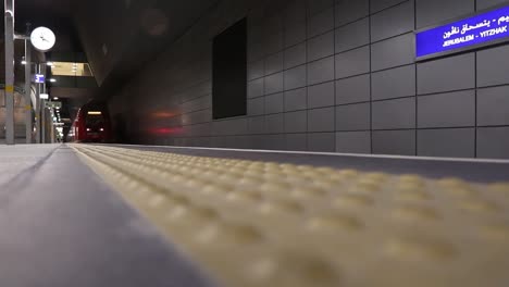 Timelapse-of-a-train-approaching-and-stopping-at-the-railway-station