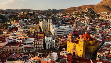 Aerial-view-toward-the-University-of-Guanajuato-building,-sunny-evening-in-Mexico